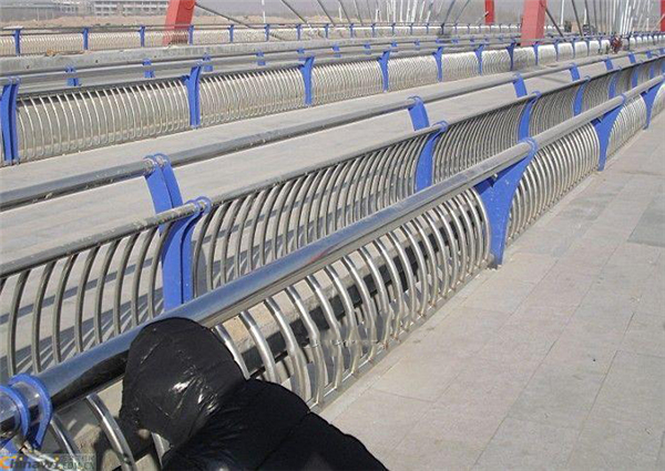 宜宾不锈钢复合管护栏一种安全而耐用的防护解决方案